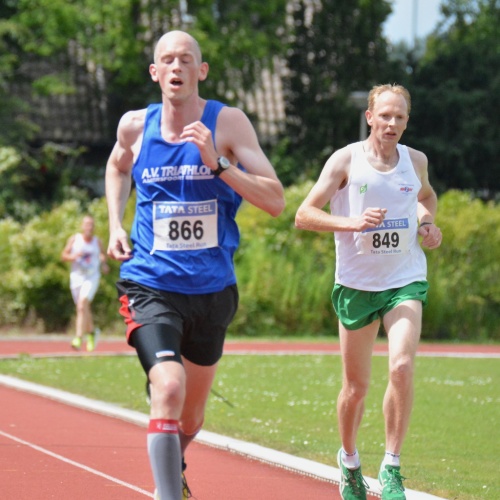 Met hamstringbrace onderweg naar 16:21 op de 5000m. ©Bernard Wouters - Klik op de foto voor een wedstrijdverslag.